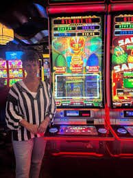 online ဂိမ်းလော်ဘီ ထဲတွင် Slots နှင့် Live Casino ကစားနေသော မြင်ကွင်း